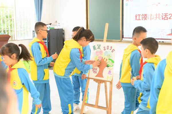 2035年香港未来展望，预测与期待并存的新篇章开启！揭秘今晚开奖号码的背后故事？不存在的答案。2023年今晚香港开什么生肖